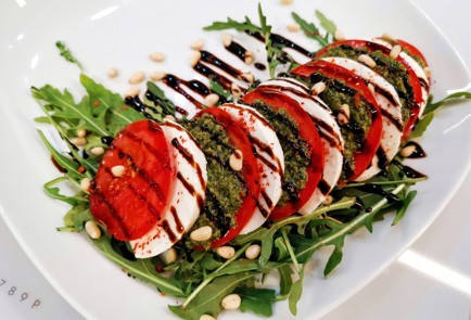 Фото шага рецепта Салат капрезе 175817 шаг 11  