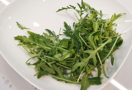 Фото шага рецепта Салат капрезе 175817 шаг 2  