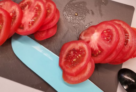 Фото шага рецепта Салат капрезе 175817 шаг 3  