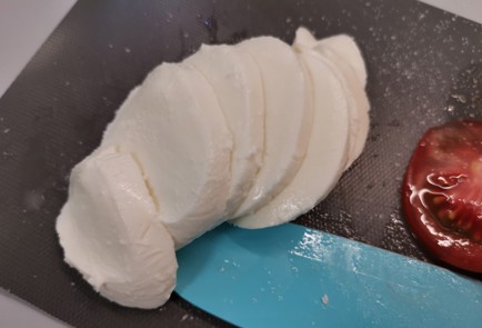 Фото шага рецепта Салат капрезе 175817 шаг 6  