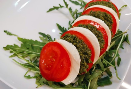 Фото шага рецепта Салат капрезе 175817 шаг 8  