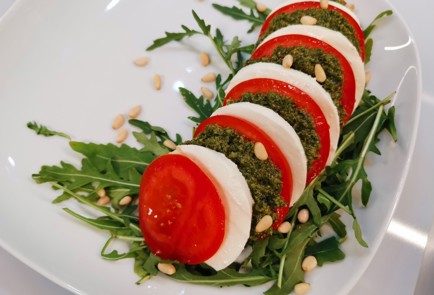 Фото шага рецепта Салат капрезе 175817 шаг 9  