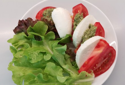 Фото шага рецепта Салат капрезе 186788 шаг 10  