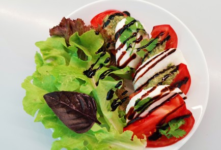 Фото шага рецепта Салат капрезе 186788 шаг 11  