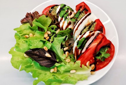 Фото шага рецепта Салат капрезе 186788 шаг 12  