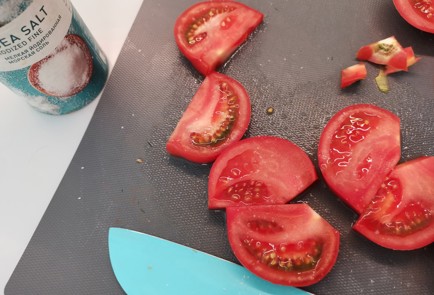 Фото шага рецепта Салат капрезе 186788 шаг 2  