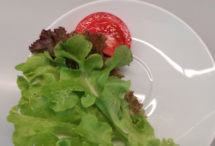 Фото шага рецепта Салат капрезе 186788 шаг 7  