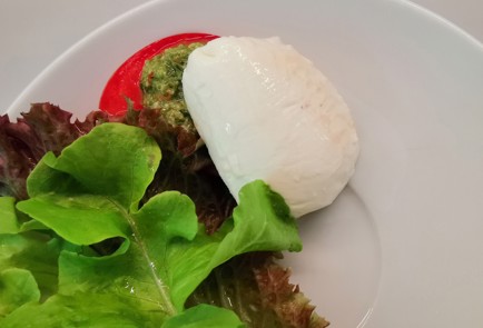 Фото шага рецепта Салат капрезе 186788 шаг 9  