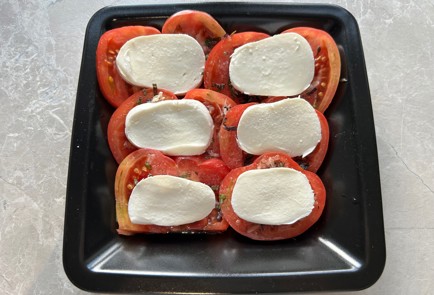 Фото шага рецепта Салат капрезе 190024 шаг 9  