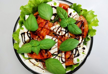Фото шага рецепта Салат капрезе 190499 шаг 10  