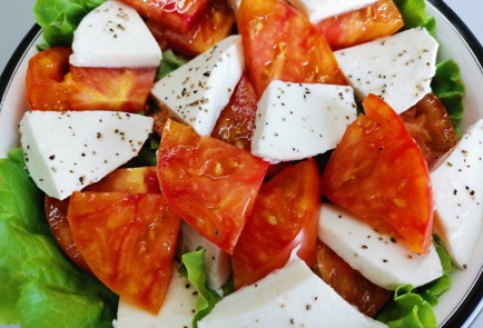 Фото шага рецепта Салат капрезе 190499 шаг 7  