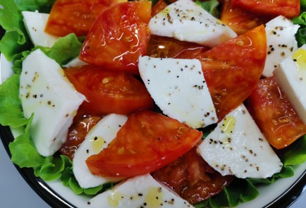 Фото шага рецепта Салат капрезе 190499 шаг 8  