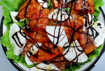 Фото шага рецепта Салат капрезе 190499 шаг 9  