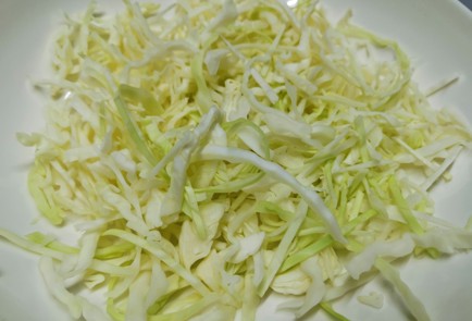 Фото шага рецепта Салат коул слоу с кольраби и сладким перцем 191227 шаг 1  