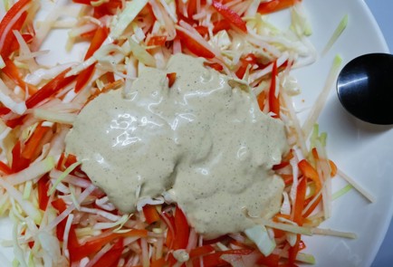 Фото шага рецепта Салат коул слоу с кольраби и сладким перцем 191227 шаг 11  