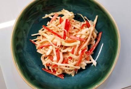 Фото шага рецепта Салат коул слоу с кольраби и сладким перцем 191227 шаг 12  