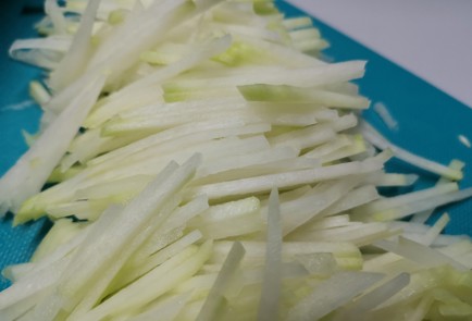 Фото шага рецепта Салат коул слоу с кольраби и сладким перцем 191227 шаг 2  