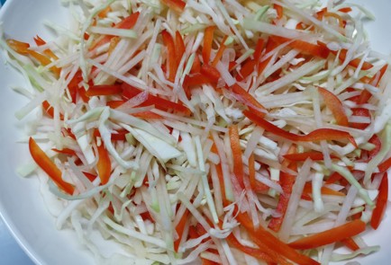 Фото шага рецепта Салат коул слоу с кольраби и сладким перцем 191227 шаг 3  