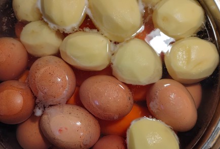 Фото шага рецепта Салат Мимоза 175276 шаг 2  