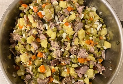 Фото шага рецепта Оливье с вустерширским соусом 175346 шаг 11  