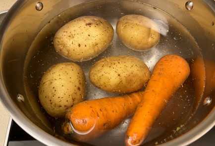 Фото шага рецепта Оливье с вустерширским соусом 175346 шаг 3  