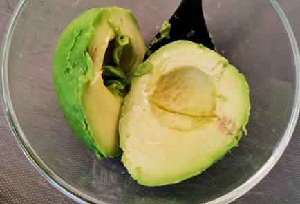 Фото шага рецепта Салат ромен с яйцом и авокадо 150977 шаг 1  