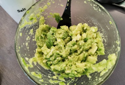 Фото шага рецепта Салат ромен с яйцом и авокадо 150977 шаг 2  