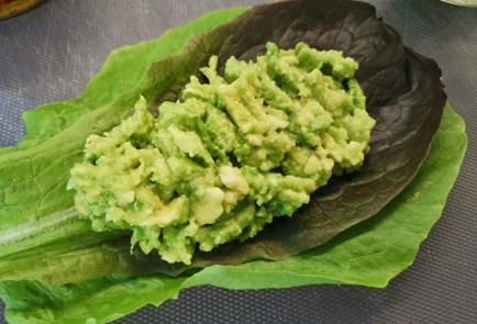 Фото шага рецепта Салат ромен с яйцом и авокадо 150977 шаг 4  