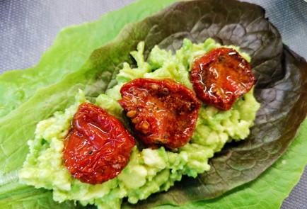 Фото шага рецепта Салат ромен с яйцом и авокадо 150977 шаг 5  