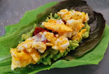 Фото шага рецепта Салат ромен с яйцом и авокадо 150977 шаг 8  