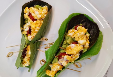 Фото шага рецепта Салат ромен с яйцом и авокадо 150977 шаг 9  