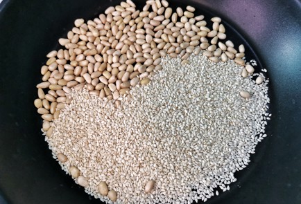 Фото шага рецепта Салат с адыгейским сыром зеленью и орехами 151218 шаг 12