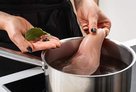 Фото шага рецепта Салат с ананасами и куриной грудкой 187682 шаг 2