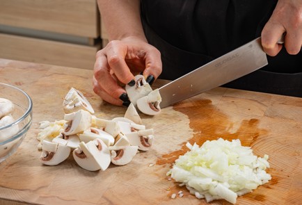 Фото шага рецепта Салат с ананасами и куриной грудкой 187682 шаг 4