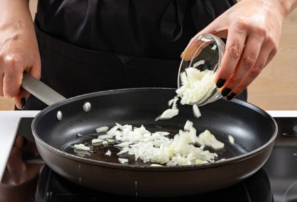 Фото шага рецепта Салат с ананасами и куриной грудкой 187682 шаг 5