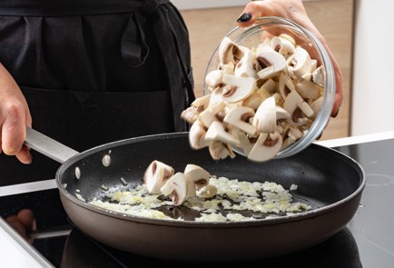 Фото шага рецепта Салат с ананасами и куриной грудкой 187682 шаг 6