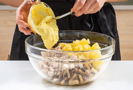 Фото шага рецепта Салат с ананасами и куриной грудкой 187682 шаг 9