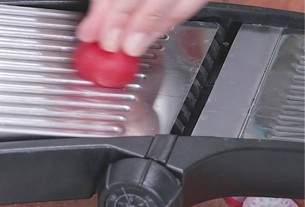 Фото шага рецепта Салат с арбузом и редиской 174108 шаг 1  