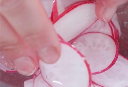 Фото шага рецепта Салат с арбузом и редиской 174108 шаг 2  