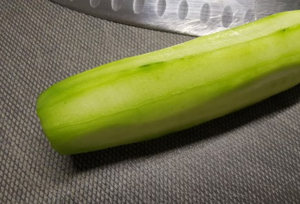 Фото шага рецепта Салат с авокадо и креветками 191043 шаг 1  