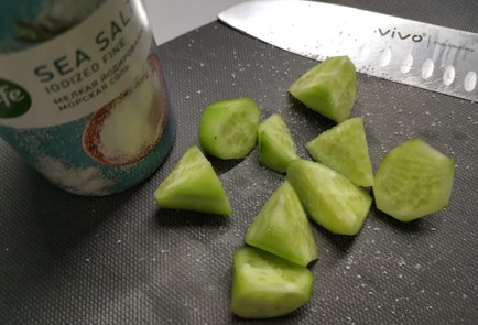 Фото шага рецепта Салат с авокадо и креветками 191043 шаг 2  