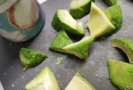 Фото шага рецепта Салат с авокадо и креветками 191043 шаг 4  