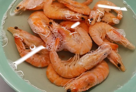 Фото шага рецепта Салат с авокадо и креветками 191043 шаг 6  