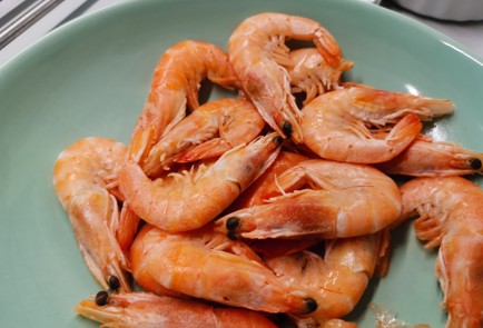 Фото шага рецепта Салат с авокадо и креветками 191043 шаг 7  