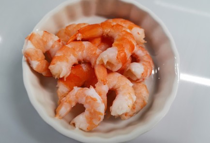 Фото шага рецепта Салат с авокадо и креветками 191043 шаг 8  