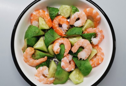 Фото шага рецепта Салат с авокадо и креветками 191043 шаг 9  