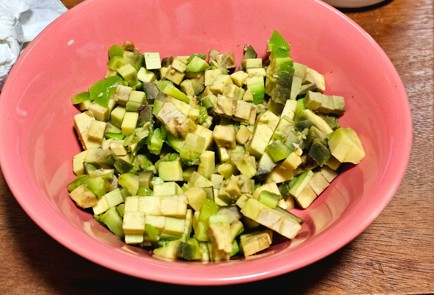 Фото шага рецепта Салат с авокадо 188833 шаг 6  