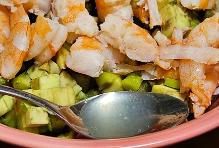 Фото шага рецепта Салат с авокадо 188833 шаг 7  