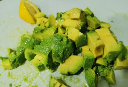 Фото шага рецепта Салат с авокадо 189182 шаг 5  