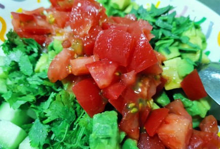 Фото шага рецепта Салат с авокадо 189182 шаг 9  